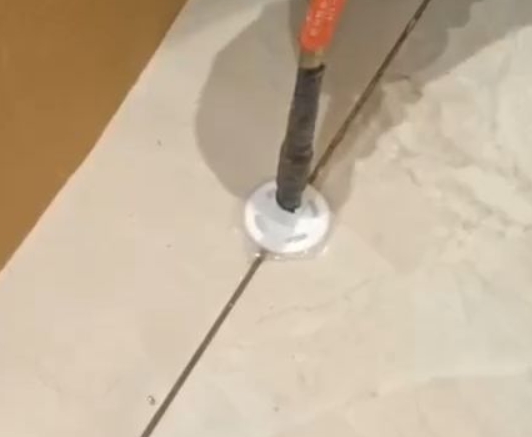 琅琊瓷砖空鼓维修公司专业解答瓷砖在铺贴过程中，如果没有涂抹均匀到位的粘结材料（如水泥砂浆或瓷砖胶），可能会导致以下问题